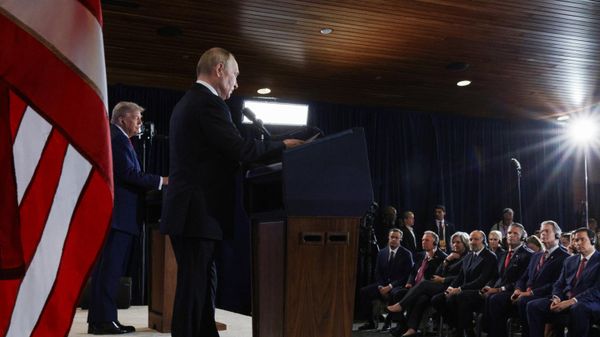 O presidente russo, Vladimir Putin, e o presidente dos EUA, Donald Trump, em uma coletiva de imprensa após as negociações no Alasca. - Sputnik Brasil
