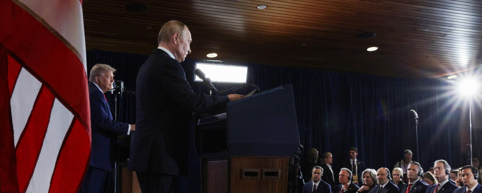 O presidente russo, Vladimir Putin, e o presidente dos EUA, Donald Trump, em uma coletiva de imprensa após as negociações no Alasca. - Sputnik Brasil, 1920, 10.10.2026