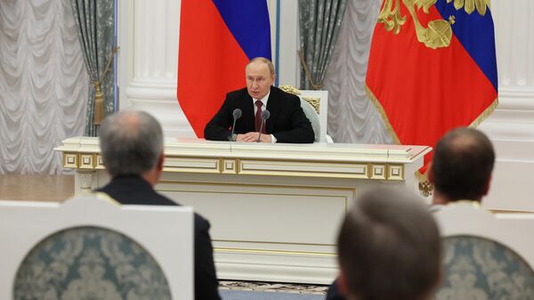 O presidente russo Vladimir Putin realiza uma reunião após o encontro russo-americano. - Sputnik Brasil