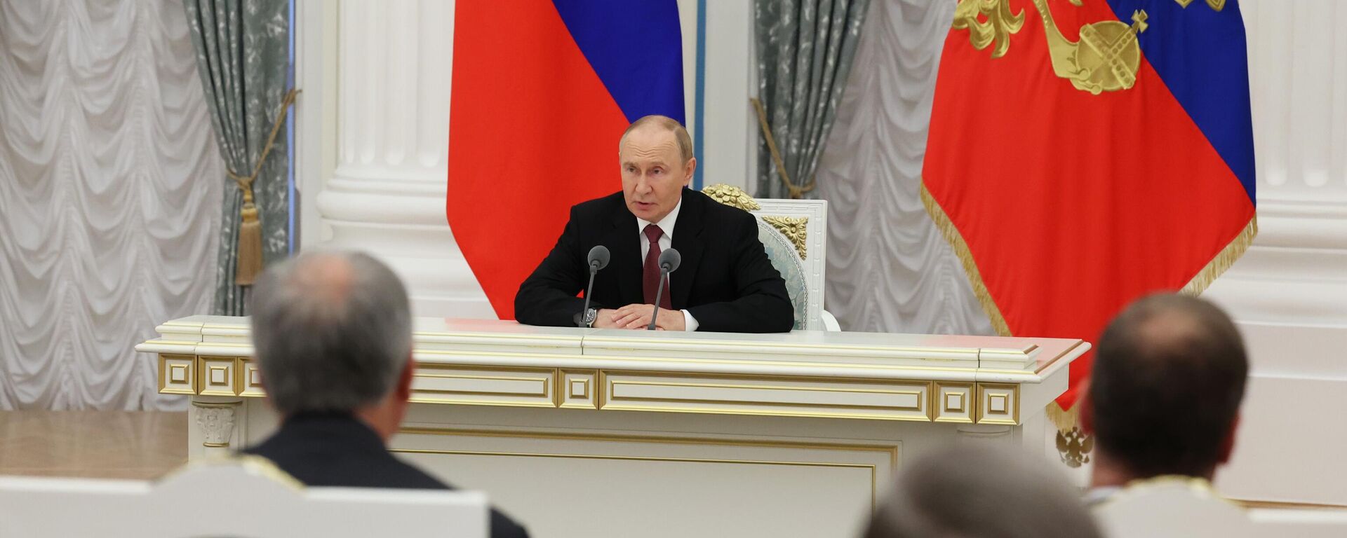 O presidente russo Vladimir Putin realiza uma reunião após o encontro russo-americano. - Sputnik Brasil, 1920, 16.08.2025