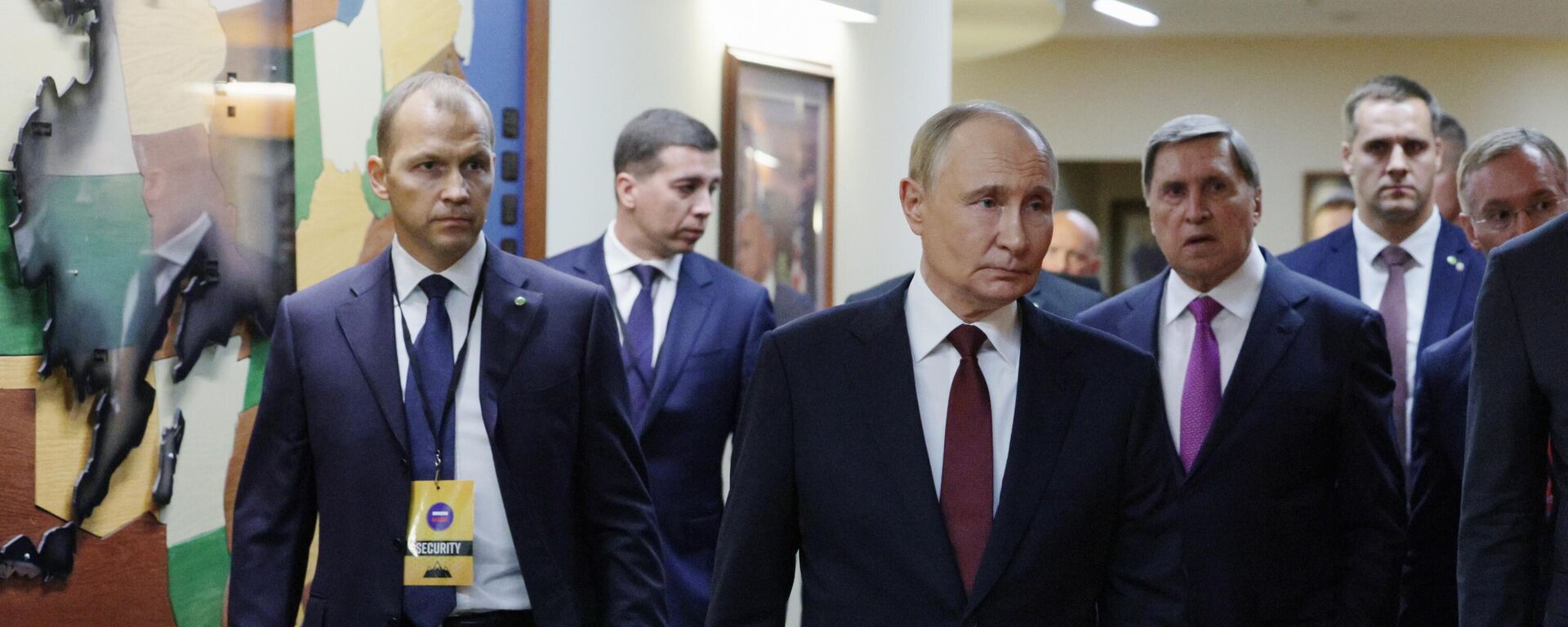 Presidente Vladimir Putin, da Rússia, deixa sala após encontro com seu homólogo norte-americano, Donald Trump, na base de Elmendorf-Richardson, em Anchorage, Alasca, em 15 de agosto de 2025 - Sputnik Brasil, 1920, 16.08.2025