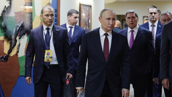 Presidente Vladimir Putin, da Rússia, deixa sala após encontro com seu homólogo norte-americano, Donald Trump, na base de Elmendorf-Richardson, em Anchorage, Alasca, em 15 de agosto de 2025 - Sputnik Brasil