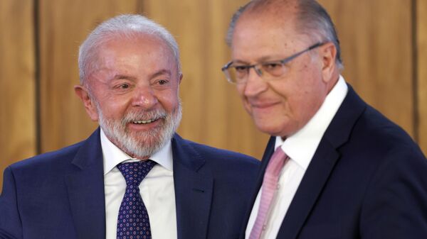 O presidente da República, Luiz Inácio Lula da Silva, e o vice-presidente, Geraldo Alckmin, durante assinatura da medida provisória (MP) Brasil Soberano, no Palácio do Planalto, Brasília, 13 de agosto de 2025 - Sputnik Brasil