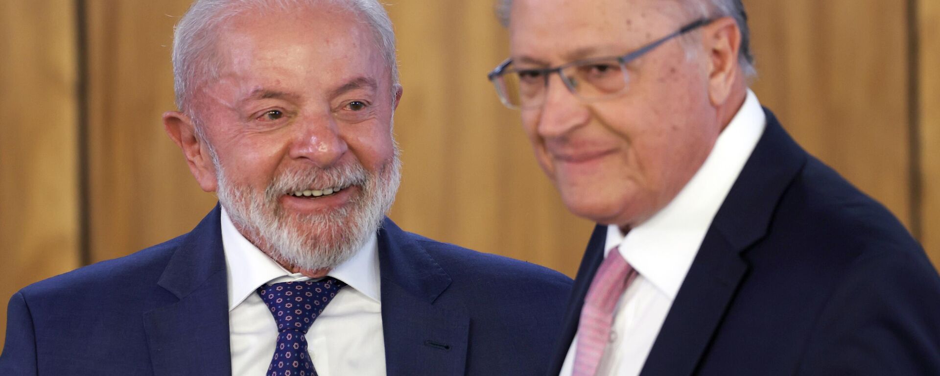 O presidente da República, Luiz Inácio Lula da Silva, e o vice-presidente, Geraldo Alckmin, durante assinatura da medida provisória (MP) Brasil Soberano, no Palácio do Planalto, Brasília, 13 de agosto de 2025 - Sputnik Brasil, 1920, 17.08.2025