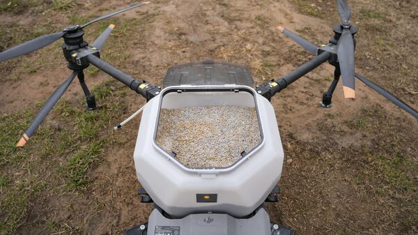 Russell Hedrick usa um drone DJI para cobrir plantações em sua fazenda em Hickory, Carolina do Norte, EUA, 17 de dezembro de 2024 - Sputnik Brasil