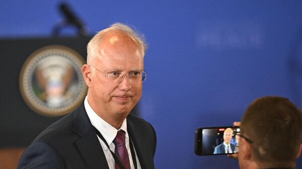 Representante especial da Rússia para Investimentos e Cooperação Econômica com Países Estrangeiros, Kirill Dmitriev, antes do início de uma coletiva de imprensa conjunta do presidente russo, Vladimir Putin, e do presidente dos EUA, Donald Trump, após as negociações no Alasca, em 15 de agosto de 2025 - Sputnik Brasil