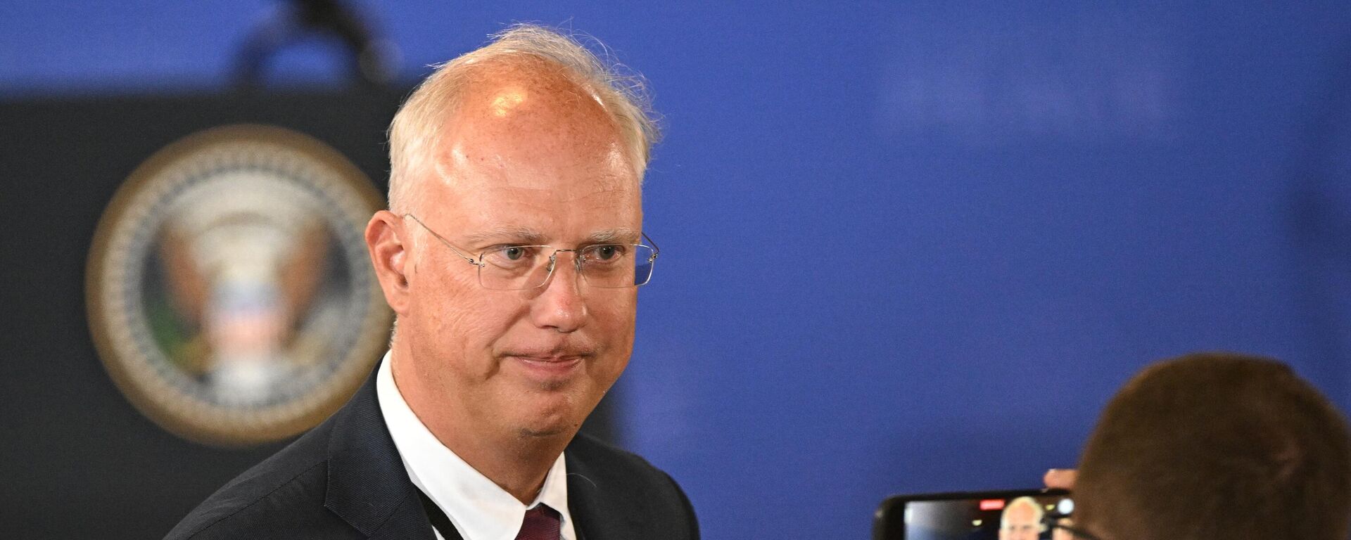 Representante especial da Rússia para Investimentos e Cooperação Econômica com Países Estrangeiros, Kirill Dmitriev, antes do início de uma coletiva de imprensa conjunta do presidente russo, Vladimir Putin, e do presidente dos EUA, Donald Trump, após as negociações no Alasca, em 15 de agosto de 2025 - Sputnik Brasil, 1920, 21.11.2025