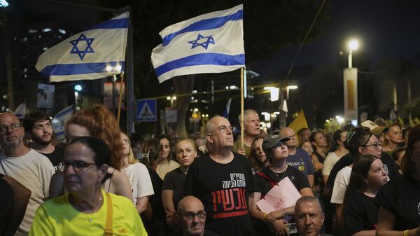 Manifestantes vão às ruas de Tel Aviv no domingo, 17 de agosto de 2025. - Sputnik Brasil