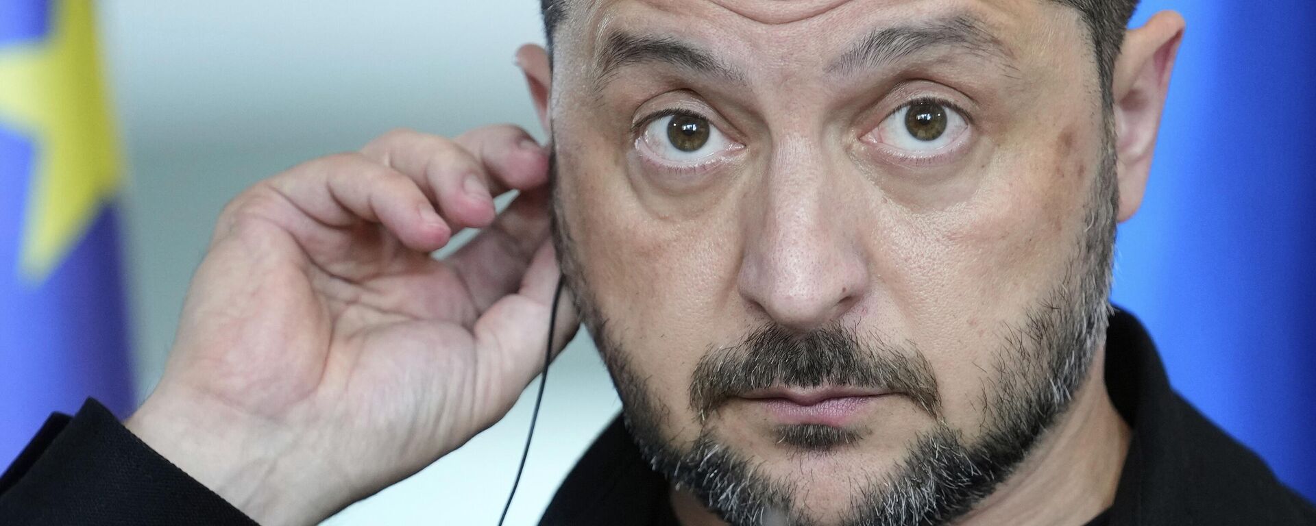 O líder ucraniano Vladimir Zelensky comparece a uma declaração conjunta à imprensa com o chanceler alemão Friedrich Merz após conversas com líderes europeus e norte-americanos em Berlim, Alemanha, 13 de agosto de 2025 - Sputnik Brasil, 1920, 09.01.2026