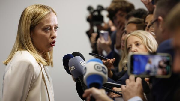 A primeira-ministra italiana Giorgia Meloni discursa durante uma coletiva de imprensa na cúpula da Organização do Tratado do Atlântico Norte (OTAN) em Haia, Países Baixos, 25 de junho de 2025 - Sputnik Brasil