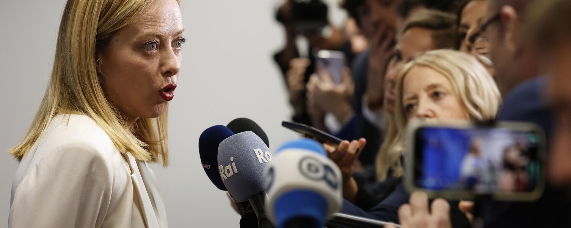 A primeira-ministra italiana Giorgia Meloni discursa durante uma coletiva de imprensa na cúpula da Organização do Tratado do Atlântico Norte (OTAN) em Haia, Países Baixos, 25 de junho de 2025 - Sputnik Brasil, 1920, 09.01.2026