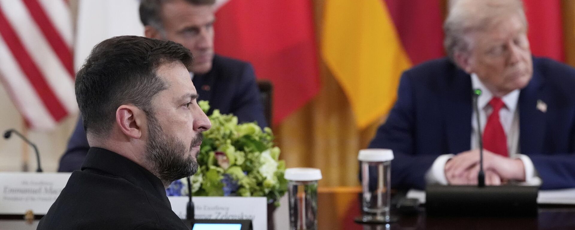O presidente ucraniano, Vladimir Zelensky, o presidente francês, Emmanuel Macron e o presidente dos EUA Donald Trump durante uma reunião na Casa Branca,  18 de agosto de 2025, em Washington - Sputnik Brasil, 1920, 19.08.2025