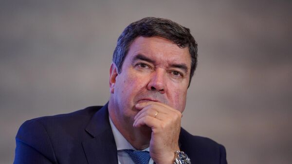 O governador do Mato Grosso do Sul, Eduardo Riedel, durante entrevista coletiva, após reunião com parlamentares para tratar da reforma tributária, no B Hotel em Brasília, em 4 de julho de 2023 - Sputnik Brasil