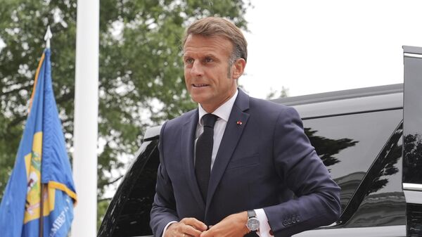 O presidente francês, Emmanuel Macron, chega para se encontrar com o presidente Donald Trump e Vladimir Zelensky na Casa Branca, 18 de agosto de 2025 - Sputnik Brasil