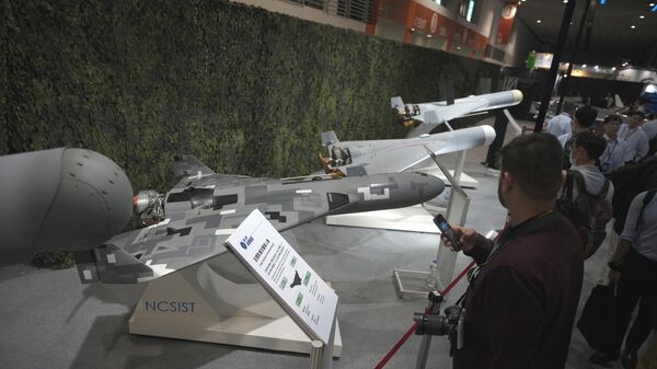 Pessoas passam por veículos aéreos não tripulados (VANTs) na Exposição Internacional da Indústria Aeroespacial e de Defesa de Taipé, Taiwan, 14 de setembro de 2023 - Sputnik Brasil