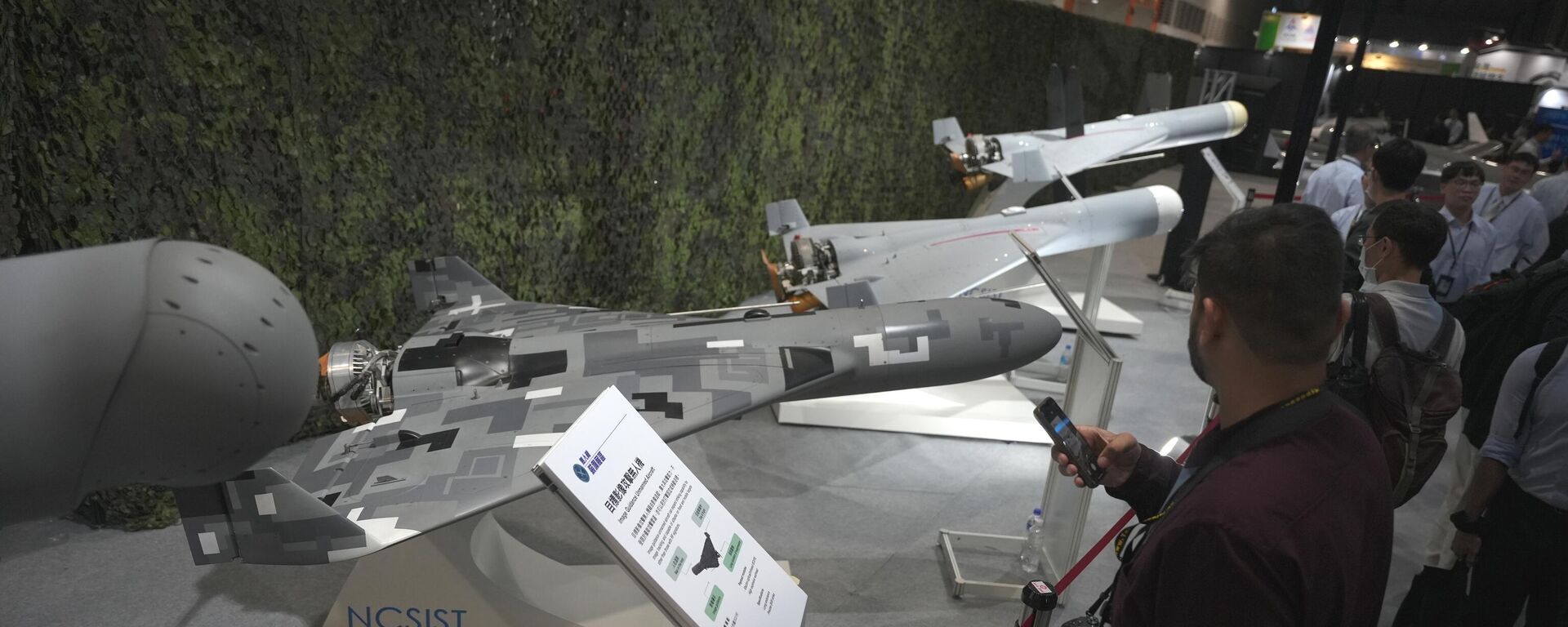 Pessoas passam por veículos aéreos não tripulados (VANTs) na Exposição Internacional da Indústria Aeroespacial e de Defesa de Taipé, Taiwan, 14 de setembro de 2023 - Sputnik Brasil, 1920, 19.08.2025