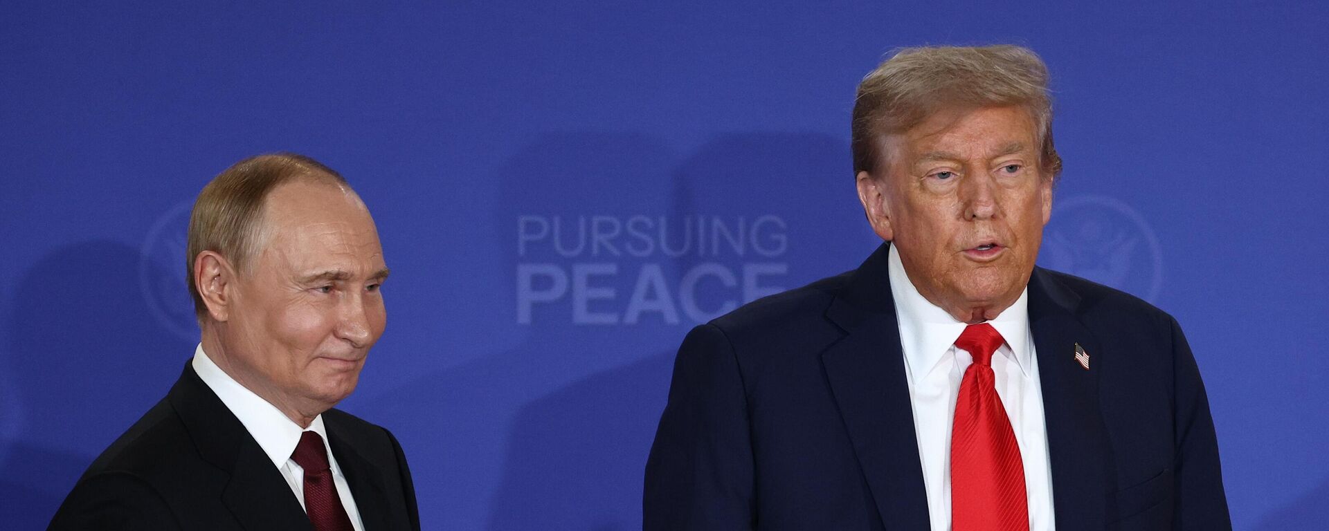 O presidente da Rússia, Vladimir Putin (à esquerda), e o presidente dos EUA, Donald Trump (à direita), em uma coletiva de imprensa conjunta após conversas no Alasca. EUA, 15 de agosto de 2025 - Sputnik Brasil, 1920, 19.08.2025