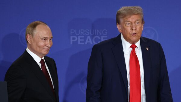 O presidente da Rússia, Vladimir Putin (à esquerda), e o presidente dos EUA, Donald Trump (à direita), em uma coletiva de imprensa conjunta após conversas no Alasca. EUA, 15 de agosto de 2025 - Sputnik Brasil