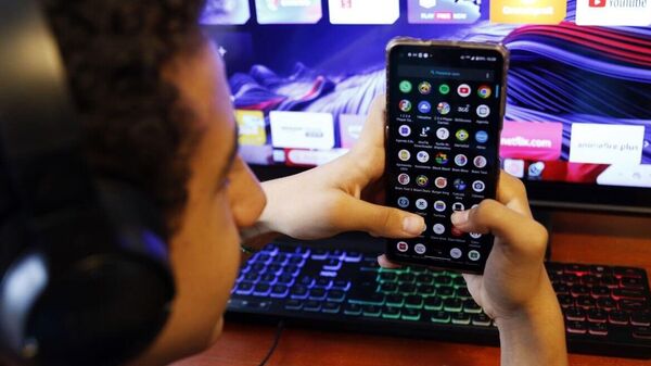 Câmara acelera tramitação de projeto contra adultização infantil nas redes sociais - Sputnik Brasil