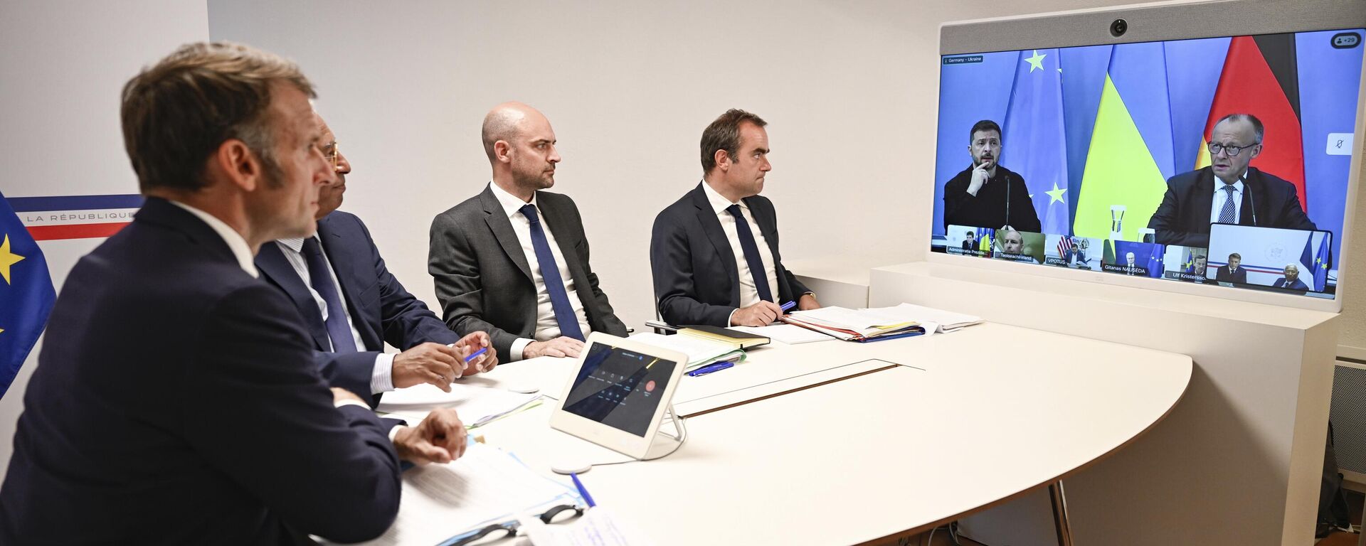 O presidente francês Emmanuel Macron (E), seguido por António Costa, presidente do Conselho Europeu, o ministro das Relações Exteriores francês, Jean-Noel Barrot, e o ministro da Defesa francês, Sebastien Lecornu, participam de uma videoconferência com o líder ucraniano Vladimir Zelensky e o chanceler alemão Friedrich Merz (D) sobre a Ucrânia no Forte de Bregancon em Bormes-les-Mimosas, sul da França, 13 de agosto de 2025 - Sputnik Brasil, 1920, 21.08.2025
