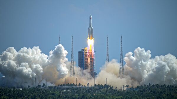 Um foguete Longa Marcha-5B, transportando um grupo de satélites em órbita baixa da Terra, decola da Base de Lançamento Espacial de Wenchang, Wenchang, província de Hainan, na China, 13 de agosto de 2025 - Sputnik Brasil