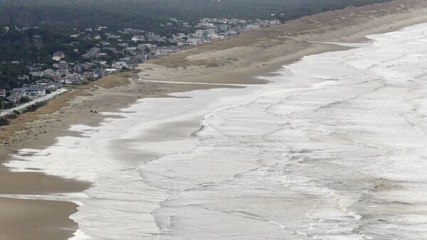 The surf comes ashore during  a tsunami warning Friday, March 11, 2011, near Manzanita, Ore. Emergency officials decided to activate sirens in some low-lying places on the Oregon coast to urge people to seek higher ground as a tsunami crosses the Pacific following a massive 8.9-magnitude earthquake in Japan.  (AP Photo/Rick Bowmer) - Sputnik Brasil