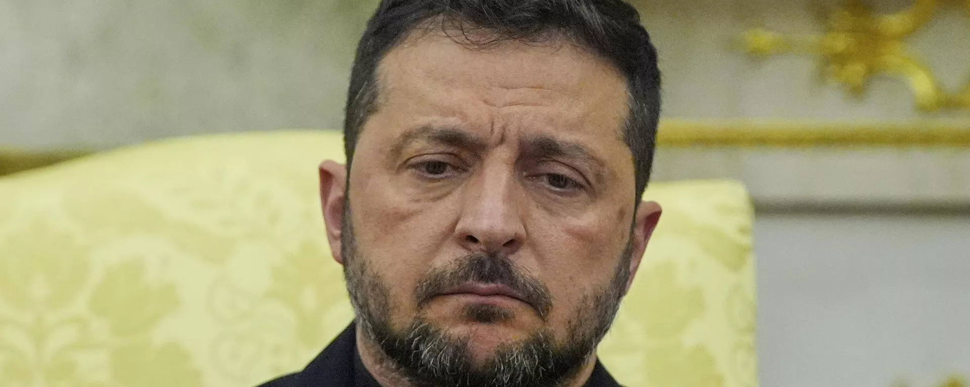 Volodymyr Zelensky listens during a meeting with US President Donald Trump in the Oval Office at the White House, Monday, Aug. 18, 2025, in Washington. - Sputnik Brasil, 1920, 20.08.2025