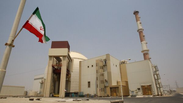 An Iranian flag flutters in front of the reactor building of the Bushehr nuclear power plant, just outside the southern city of Bushehr, Iran, Saturday, Aug. 21, 2010. - Sputnik Brasil