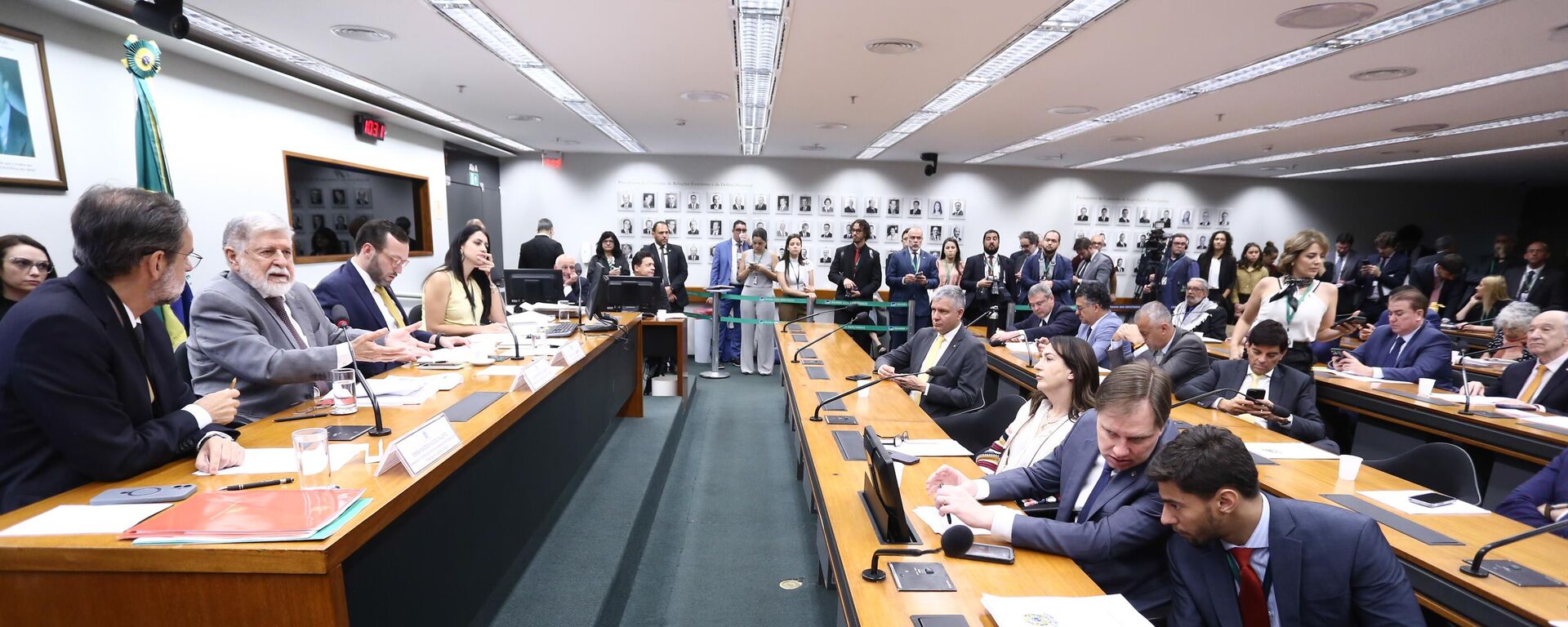 Assessor-chefe de Assuntos Especiais da Presidência da República, Celso Amorim (segundo à esquerda) durante audiência da Comissão de Relações Exteriores e de Defesa Nacional da Câmara dos Deputados, em Brasília (DF), em 20 de agosto de 2025 - Sputnik Brasil, 1920, 20.08.2025