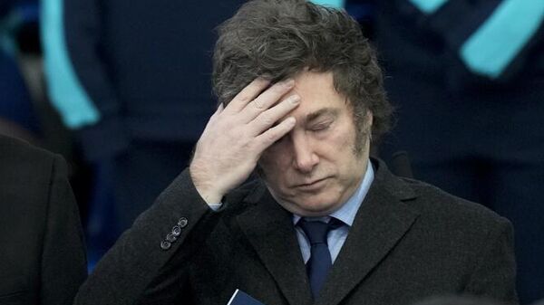 O presidente argentino Javier Milei (D), e o chefe de gabinete Guillermo Francos participam de uma cerimônia para cumprimentar os atletas que competirão nos Jogos Olímpicos de Paris, em Buenos Aires, Argentina, 5 de julho de 2024 - Sputnik Brasil