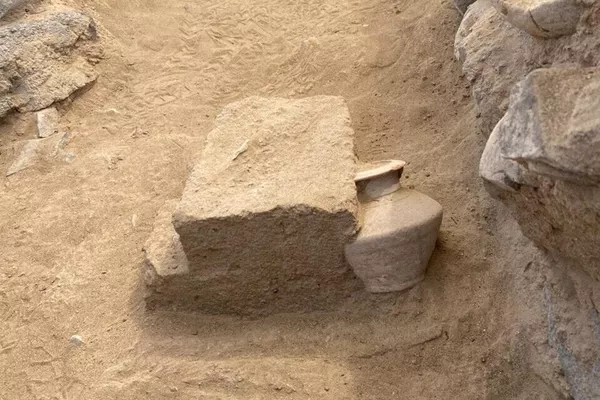 A escavação, liderada por arqueólogos do Departamento de Patrimônio e Turismo, revelou restos de esqueletos ao lado de vasos de cerâmica completos, cuidadosamente colocados dentro das câmaras funerárias - Sputnik Brasil