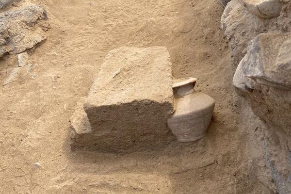 A escavação, liderada por arqueólogos do Departamento de Patrimônio e Turismo, revelou restos de esqueletos ao lado de vasos de cerâmica completos, cuidadosamente colocados dentro das câmaras funerárias A escavação, liderada por arqueólogos do Departamento de Patrimônio e Turismo, revelou restos de esqueletos ao lado de vasos de cerâmica completos, cuidadosamente colocados dentro das câmaras funerárias - Sputnik Brasil