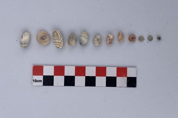 Pesquisadores desenterraram contas da Idade do Bronze feitas de pedra e conchas, que refletem o artesanato e as práticas simbólicas das primeiras sociedades de Omã Pesquisadores desenterraram contas da Idade do Bronze feitas de pedra e conchas, que refletem o artesanato e as práticas simbólicas das primeiras sociedades de Omã - Sputnik Brasil