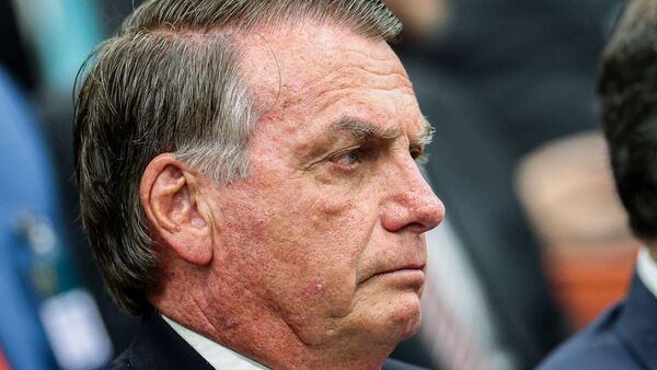 Ex-presidente Jair Bolsonaro cumpre prisão domiciliar após descumprir medidas cautelares - Sputnik Brasil