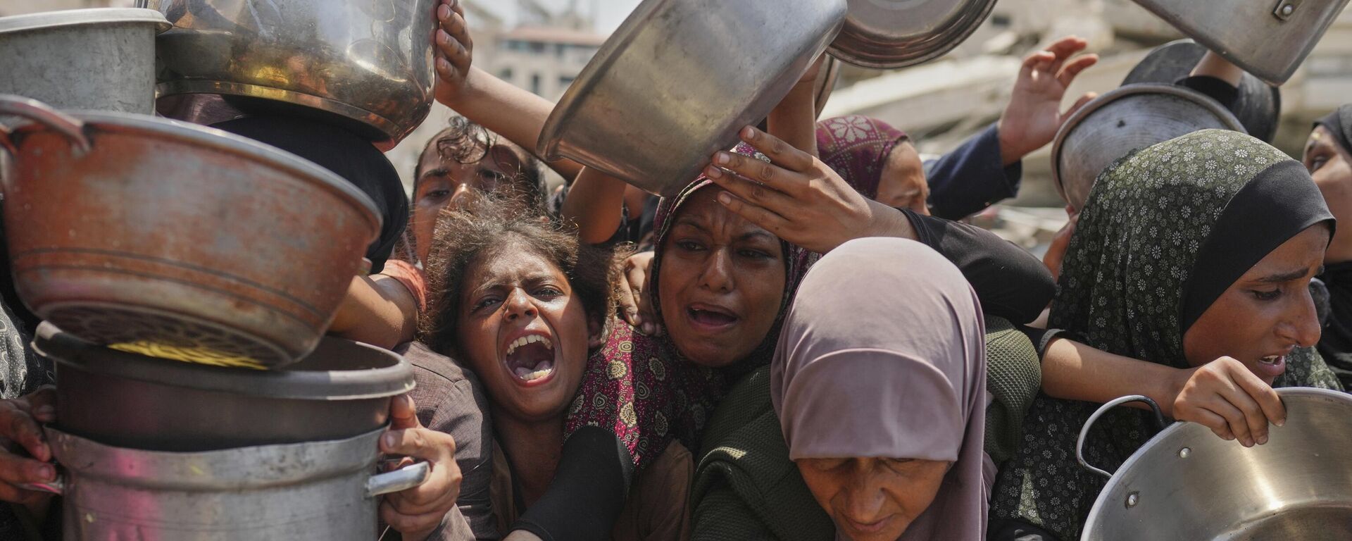 Palestinos lutam para receber doações de alimentos em cozinha comunitária na cidade de Gaza, região norte da Faixa de Gaza - Sputnik Brasil, 1920, 21.08.2025