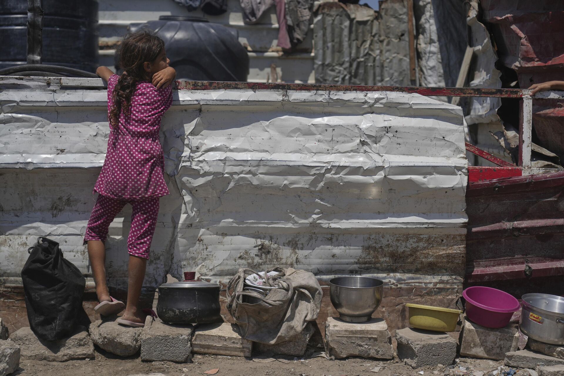 Menina palestina espera comida em uma cozinha comunitária na Cidade de Gaza, 22 de agosto de 2025 Menina palestina espera comida em uma cozinha comunitária na Cidade de Gaza, 22 de agosto de 2025