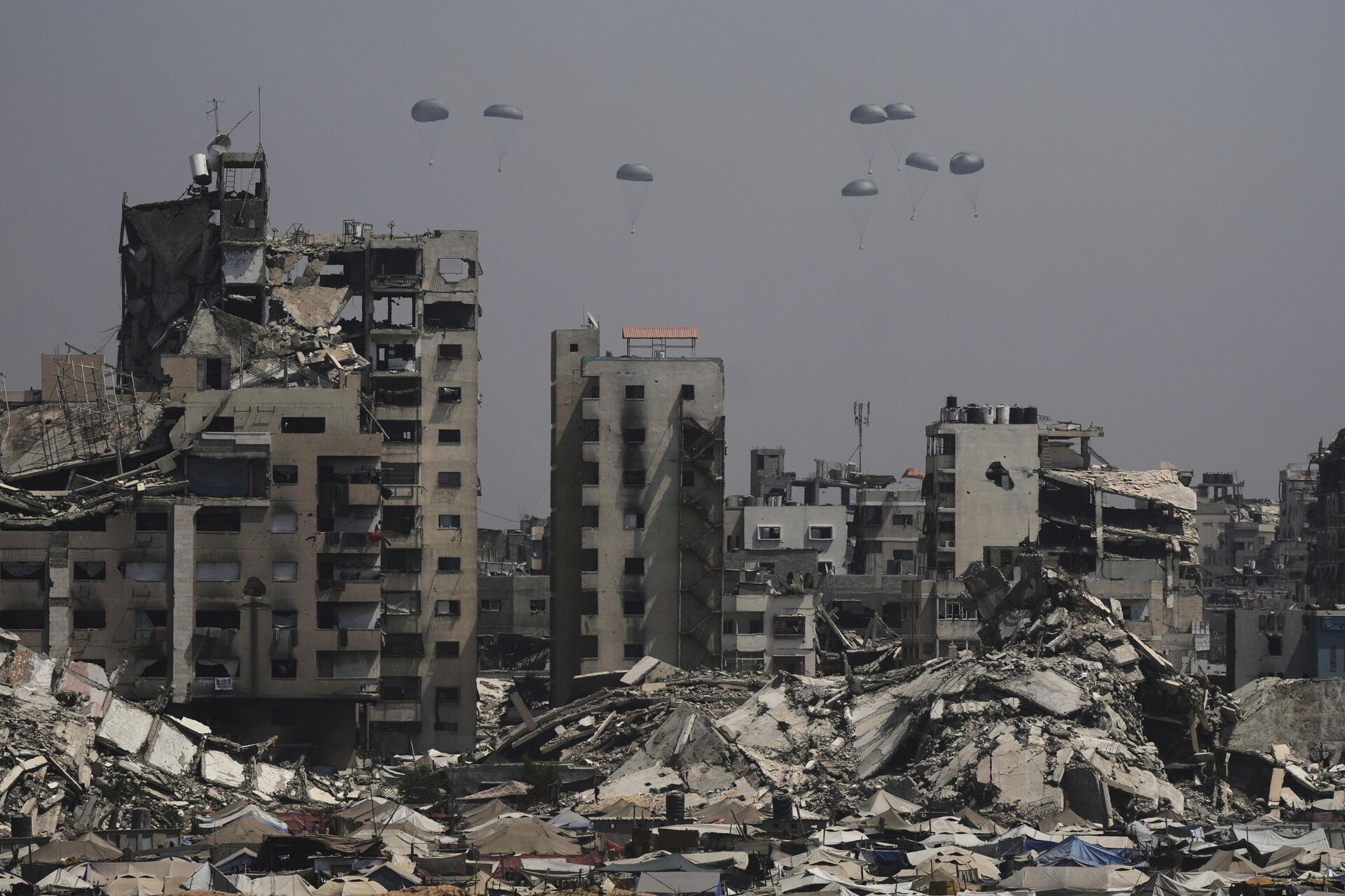 Ajuda humanitária é lançada de avião sobre a Cidade de Gaza, Faixa de Gaza, em 28 de julho de 2025 Ajuda humanitária é lançada de avião sobre a Cidade de Gaza, Faixa de Gaza, em 28 de julho de 2025