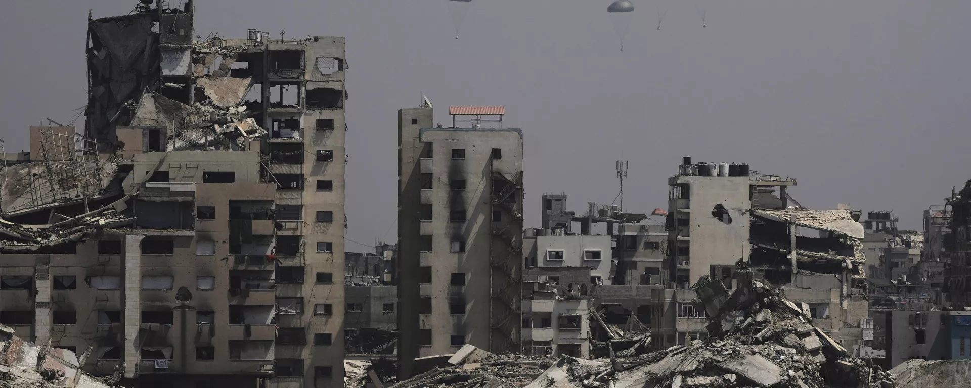 Ajuda humanitária é lançada de avião sobre a Cidade de Gaza, Faixa de Gaza, em 28 de julho de 2025 - Sputnik Brasil, 1920, 31.08.2025