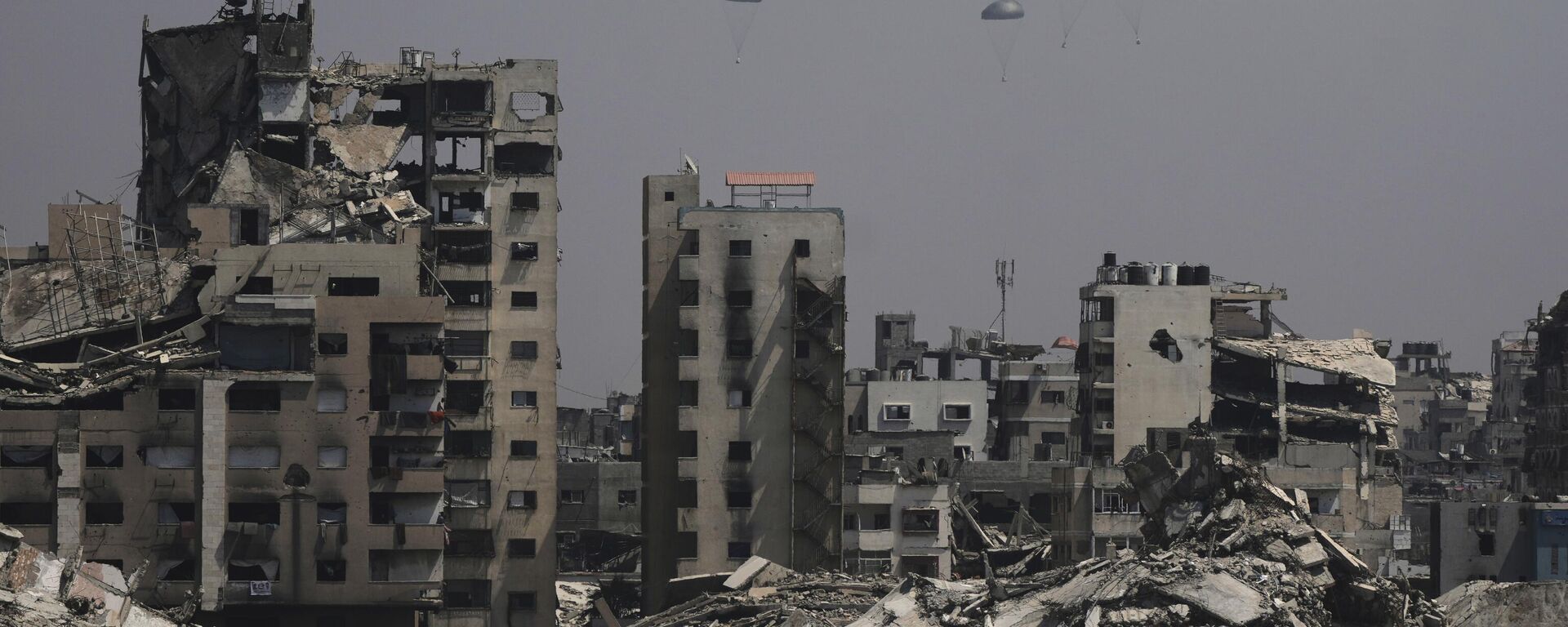 Ajuda humanitária é lançada de avião sobre a Cidade de Gaza, Faixa de Gaza, em 28 de julho de 2025 - Sputnik Brasil, 1920, 31.08.2025