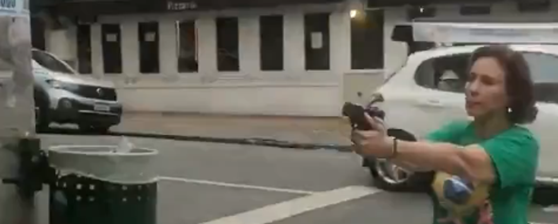 Carla Zambelli perseguiu um apoiador de Luiz Inácio Lula da Silva às vésperas do segundo turno das eleições presidenciais de 2022, em São Paulo (SP) - Sputnik Brasil, 1920, 22.08.2025