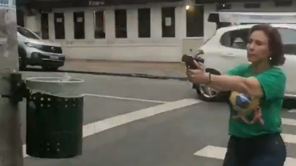 Carla Zambelli perseguiu um apoiador de Luiz Inácio Lula da Silva às vésperas do segundo turno das eleições presidenciais de 2022, em São Paulo (SP) - Sputnik Brasil