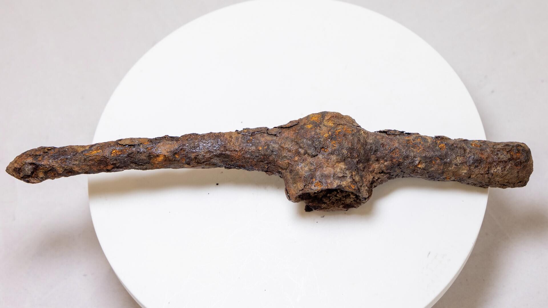 Arma de ferro chekan com ponta aguçada destinada a desferir golpes precisos Arma de ferro chekan com ponta aguçada destinada a desferir golpes precisos