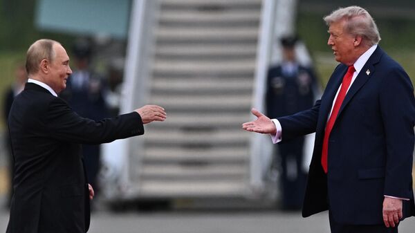 O presidente da Rússia, Vladimir Putin (à esq.), e o presidente dos Estados Unidos, Donald Trump (à dir.), em encontro no Alasca, em 15 de agosto de 2025 O presidente da Rússia, Vladimir Putin (à esq.), e o presidente dos Estados Unidos, Donald Trump (à dir.), em encontro no Alasca, em 15 de agosto de 2025 - Sputnik Brasil