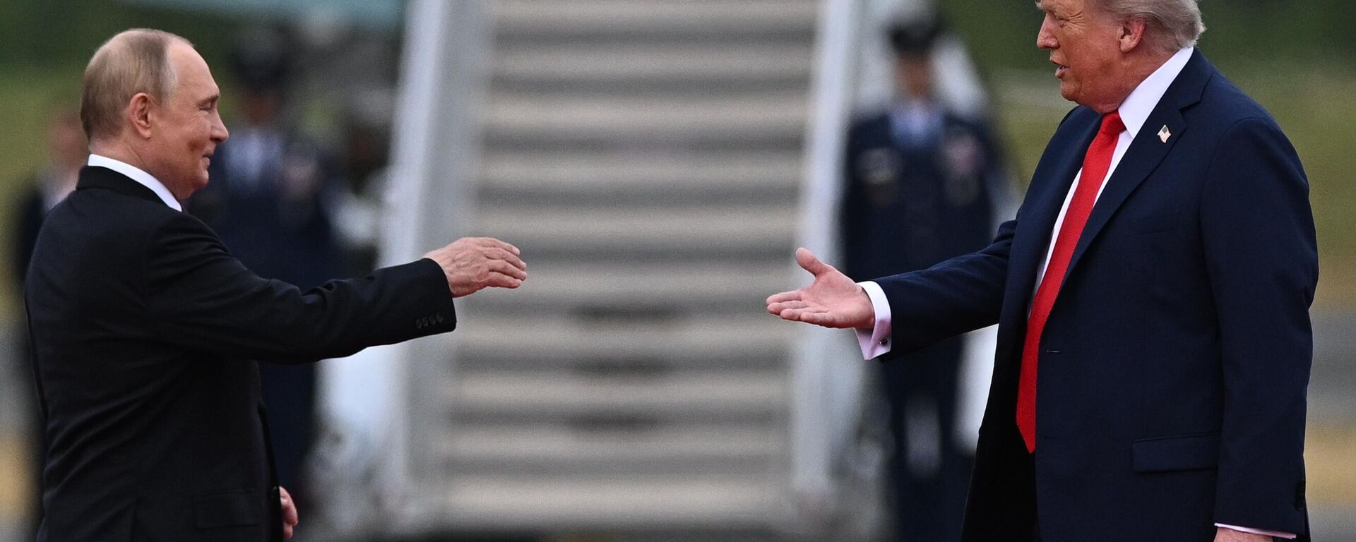 O presidente da Rússia, Vladimir Putin (à esq.), e o presidente dos Estados Unidos, Donald Trump (à dir.), em encontro no Alasca, em 15 de agosto de 2025 - Sputnik Brasil, 1920, 23.08.2025