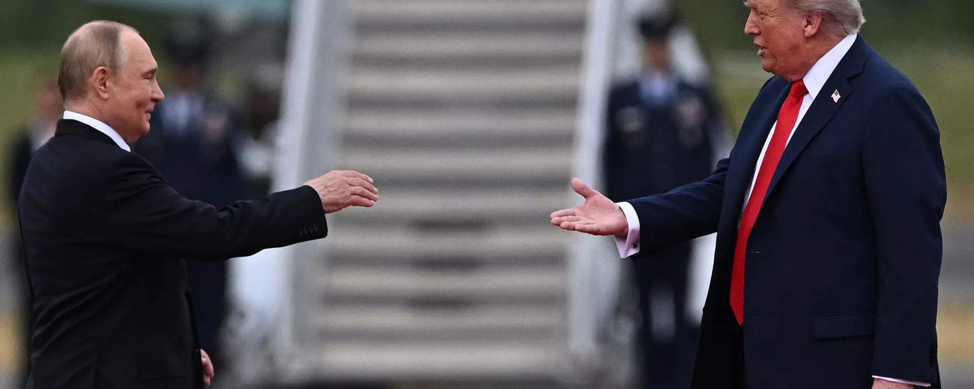 O presidente da Rússia, Vladimir Putin (à esq.), e o presidente dos Estados Unidos, Donald Trump (à dir.), em encontro no Alasca, em 15 de agosto de 2025 - Sputnik Brasil, 1920, 23.08.2025
