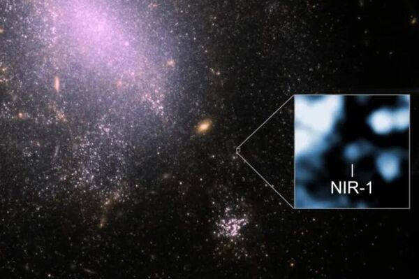 Uma imagem gerada pelo Telescópio Espacial James Webb (JWST, na sigla em inglês) de NGC 4141 e da fonte de RBFLOAT chamada NIR-1 - Sputnik Brasil