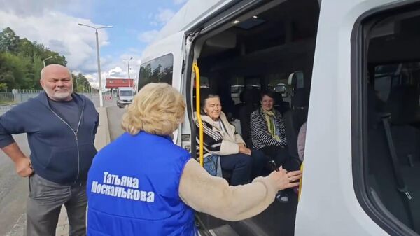 A Comissária de Direitos Humanos da Federação Russa, Tatyana Moskalkova, encontra-se com oito moradores da região de Kursk que retornaram do cárcere em 24 de agosto de 2025 - Sputnik Brasil