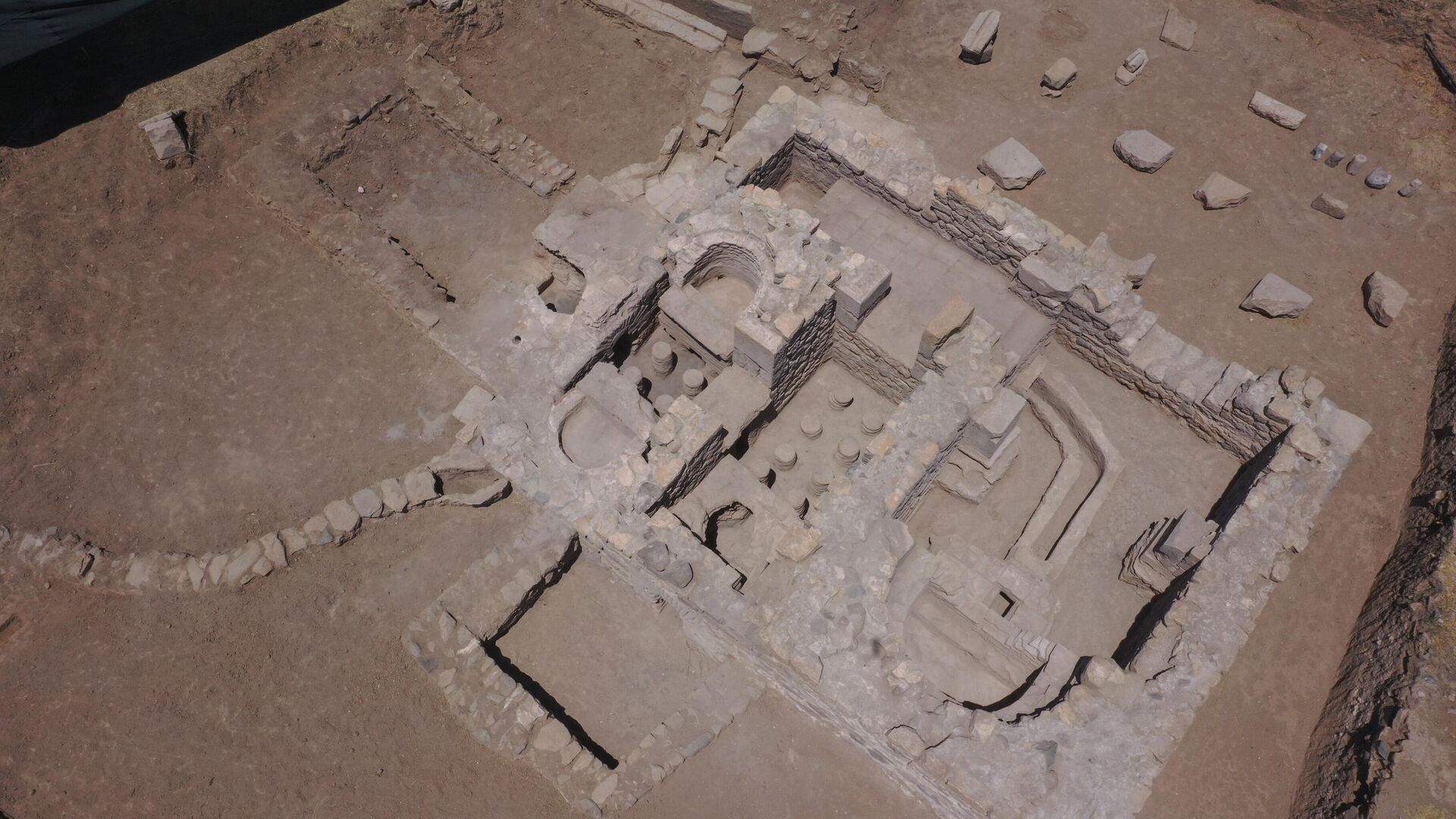 Uma vista aérea do complexo de banhos romanos, que se acredita ter pertencido a uma classe alta da época, foi descoberto por meio de escavações arqueológicas em Elazig, Turquia, 12 de julho de 2025 Uma vista aérea do complexo de banhos romanos, que se acredita ter pertencido a uma classe alta da época, foi descoberto por meio de escavações arqueológicas em Elazig, Turquia, 12 de julho de 2025 - Sputnik Brasil, 1920, 25.08.2025