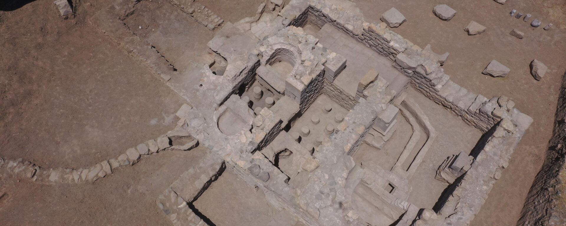 Uma vista aérea do complexo de banhos romanos, que se acredita ter pertencido a uma classe alta da época, foi descoberto por meio de escavações arqueológicas em Elazig, Turquia, 12 de julho de 2025 - Sputnik Brasil, 1920, 25.08.2025