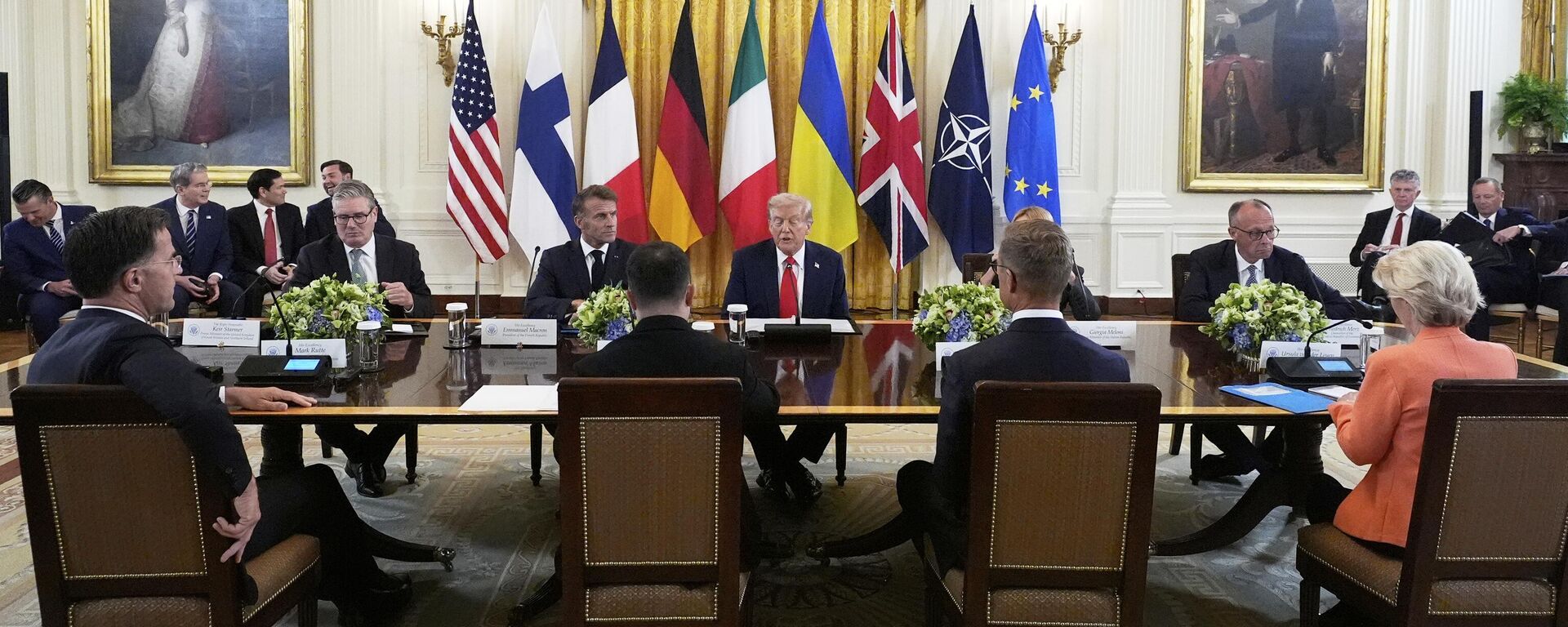 O presidente dos EUA, Donald Trump, realiza o encontro com os líderes europeus, 18 de agosto de 2025. - Sputnik Brasil, 1920, 28.08.2025